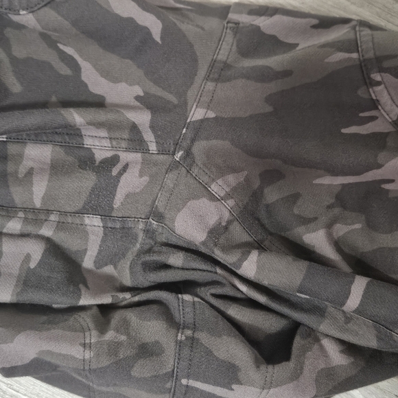 Athleta camo Farallon joggers size 10 - Picture 11 of 12